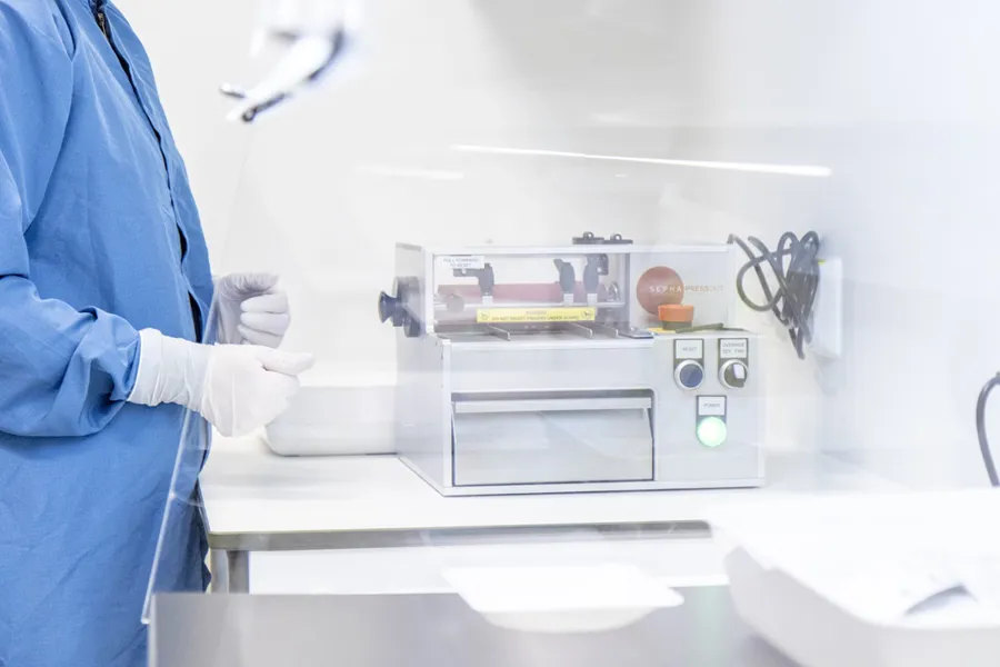 En person i laboratoriefrakk