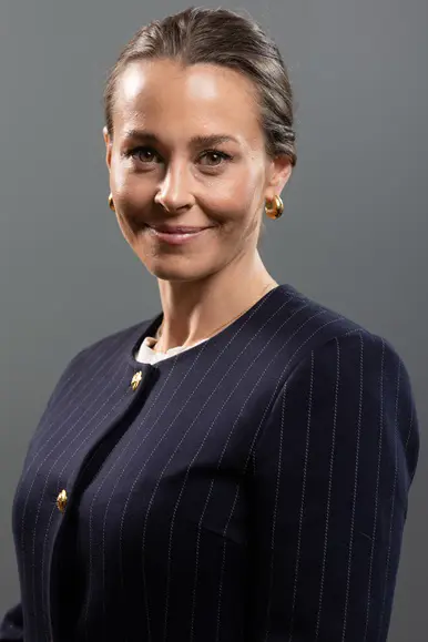 En mann iført en blå skjorte