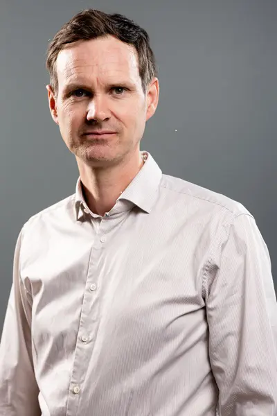 En mann iført hvit skjorte