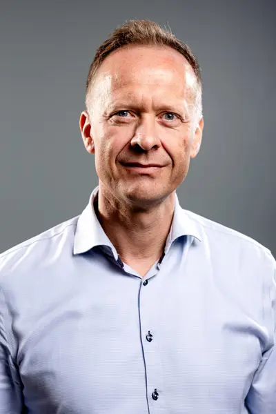 En mann iført en blå skjorte