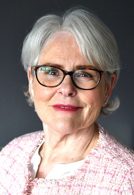 En kvinne som bruker briller