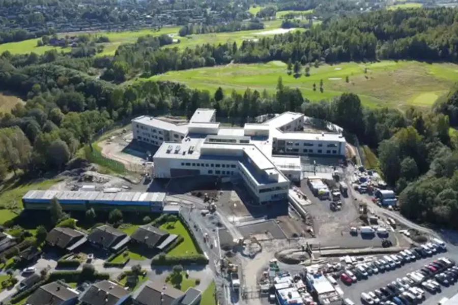 En stor bygning med parkeringsplass